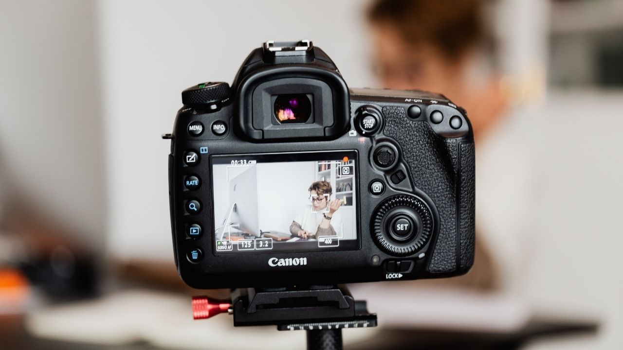 રેલવેને સંપત્તિ, રેલવે સ્ટેશન, પ્લેટફોર્મ, ટૈક, પુલ , સચિવાલય,પોલીસ સ્ટેશન, કોર્ટ , જેલ તેમજ જિલ્લા કલેક્ટ્રેટ મંત્રાલય, બસ સ્ટેન્ડ,મેટ્રો સેટેશન, રાષ્ટ્રીય ઉદ્યાન, વન્યજીવ અભયારણ, સંરક્ષિત વન. એરપોર્ટ, એરફોર્સ બેસ,નો ફ્લાઈ જોન,હાઈડ્રોપાવર પ્રોજેક્ટ, અંડરગ્રાઉન્ડ મેટ્રો ટનલ, જેમાં કેટલાક ધાર્મિક સ્થળો પર પણ તમે રીલ્સ કે વીડિયો બનાવી શકતા નથી.ટુંકમાં આ સ્થળો પર જો તમારે રીલ્સ કે વીડિયો બનાવવા છે તો પહેલા તમારે આ વિભાગ કે પ્રશાસનની લેખિત અનુમતિ લેવી પડશે.