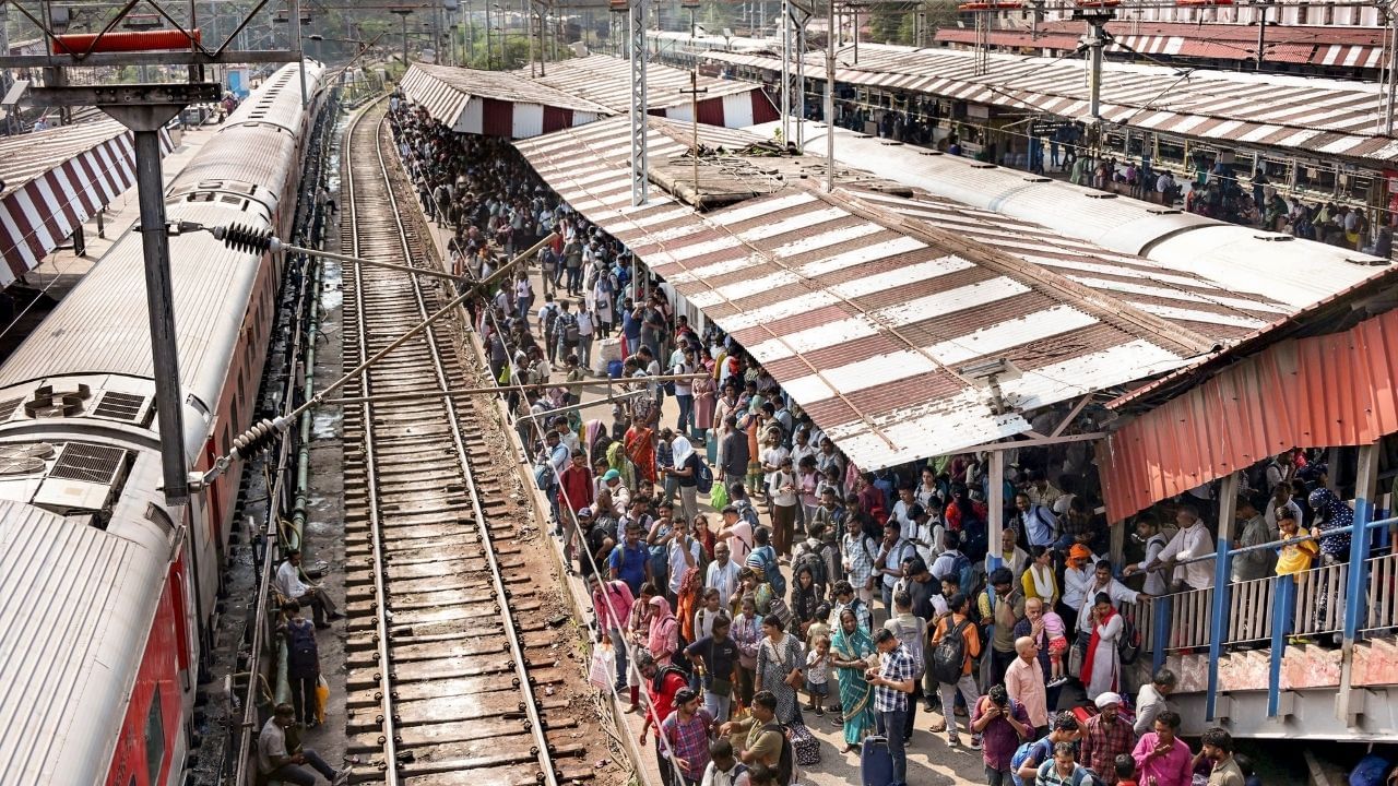 જો કોઈ મહિલા કે બાળક ટિકિટ વિના મુસાફરી કરી રહ્યા હોય, તો TTE દંડ સાથે ટ્રેન ટિકિટ આપી શકે છે, પરંતુ મધ્યરાત્રિએ તેમને ટ્રેનમાંથી ઉતારી શકતા નથી. જોકે, TTE તેમને નીચે ઉતારવાનો આગ્રહ કરી શકે છે.કન્ફર્મ ટિકિટ વિના પણ યાત્રા કરતી મહિલાઓ મુસાફરી કરતી જોવા મળે છે. જો કોઈ મહિલાની ટિકિટ વેટિંગમાં હોય અને તે ટ્રેનમાં ચઢે, તો TTE તેને નીચે ઉતારી શકતો નથી.