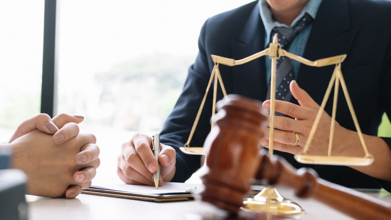 (Disclaimer: જો તમારી પાસે કોઈ ચોક્કસ કેસ હોય તો કાનૂની નિષ્ણાત (વકીલ) ની સલાહ લેવી સલાહભર્યું છે. અહીં આપેલી માહિતી ફક્ત કોર્ટના નિર્ણયો અને કલમોને આધારે આપવામાં આવી છે. તમારે કોઈ કેસ માટે જાણવું હોય તો યોગ્ય વકીલની સલાહ લઈ શકો છો.)(All Image Credit- Canva)