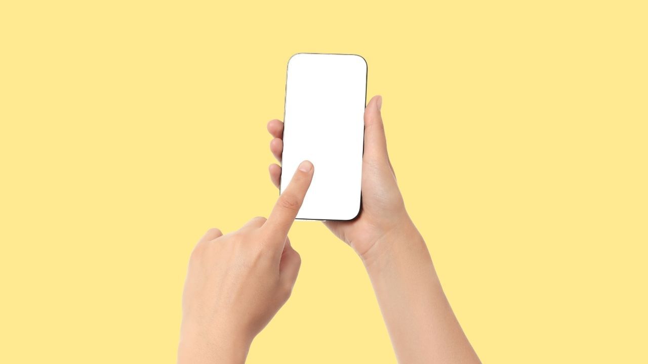 ફોજદારી કાર્યવાહી સંહિતા (CrPC) ની કલમ 353 અને 355 જેવી જોગવાઈઓ હેઠળ, પોલીસને જાહેર વ્યવસ્થાનું ઉલ્લંઘન કરતી કોઈપણ વ્યક્તિની ધરપકડ કરવાનો અધિકાર છે. આ ધરપકડ માટે વોરંટની પણ જરૂર નથી. આનો અર્થ એ છે કે જો તમે રીલ બનાવતી વખતે નિયમોનો ભંગ કરતા પકડાઈ જાઓ છો, તો પોલીસ સ્થળ પર જ કાર્યવાહી કરી શકે છે.ધ્યાનમાં રાખો કે કાયદો તોડવો અને જાહેર સ્થળે રીલ બનાવવી મોંઘી પડી શકે છે. જ્યાં જરૂર હોય ત્યાં વિડિઓ શૂટ કરવાની પરવાનગી મેળવવી શ્રેષ્ઠ છે. તમારા જુસ્સાને આગળ વધારો પરંતુ જો તમે અન્ય લોકોને નુકસાન પહોંચાડો છો, તો તમને કાનૂની મુશ્કેલીનો સામનો કરવો પડી શકે છે.