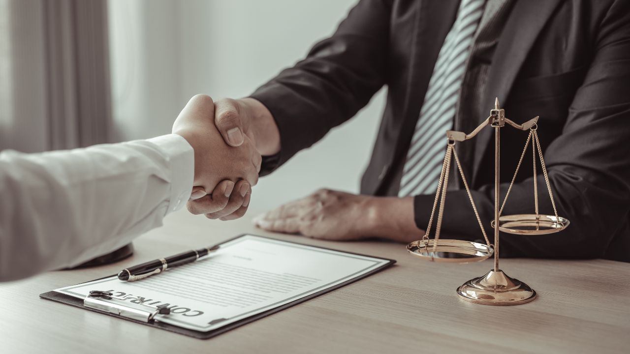 (Disclaimer: જો તમારી પાસે કોઈ ચોક્કસ કેસ હોય તો કાનૂની નિષ્ણાત (વકીલ) ની સલાહ લેવી સલાહભર્યું છે. અહીં આપેલી માહિતી ફક્ત કોર્ટના નિર્ણયો અને કલમોને આધારે આપવામાં આવી છે. તમારે કોઈ કેસ માટે જાણવું હોય તો યોગ્ય વકીલની સલાહ લઈ શકો છો.)(All Image Credit- Canva)