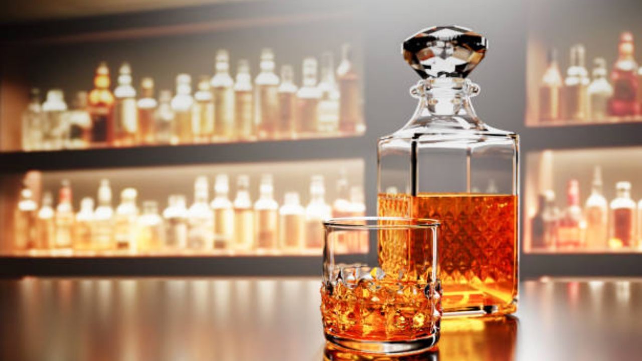 પેગ શબ્દ ક્યાંથી આવ્યો?: પહેલા, ચાલો તેના ઇતિહાસની ચર્ચા કરીએ. ઇન્ટરનેટ અને ઐતિહાસિક સંદર્ભો સૂચવે છે કે પેગ શબ્દ જૂના ડેનિશ શબ્દ પેગલ પરથી આવ્યો છે. આ પ્રવાહી માટે માપનનું એકમ હતું. સમય જતાં આ શબ્દ વિવિધ દેશોમાં વિકસિત થયો અને ભારત અને નેપાળમાં તે દારૂ માટે પ્રમાણભૂત માપ બની ગયો.