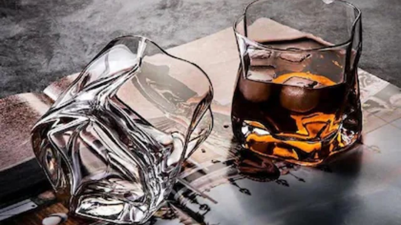 આલ્કોહોલને પેગમાં કેમ માપવામાં આવે છે?: હવે પ્રશ્ન એ છે કે એક નાનો પેગ 30 મિલી અને મોટો પેગ 60 મિલી કેમ છે? આ પાછળ એક સરળ, વૈજ્ઞાનિક અને છતાં રહસ્યમય કારણ છે. શરીરની ક્ષમતાને ધ્યાનમાં લેતા 30 મિલી દારૂની સલામત માત્રા માનવામાં આવતી હતી જે તરત જ અતિશય ન બને. યકૃતને પણ આ માત્રાને હેન્ડલ કરવામાં સરળ લાગે છે. તેથી નાના પેગને પ્રમાણભૂત માનવામાં આવે છે.