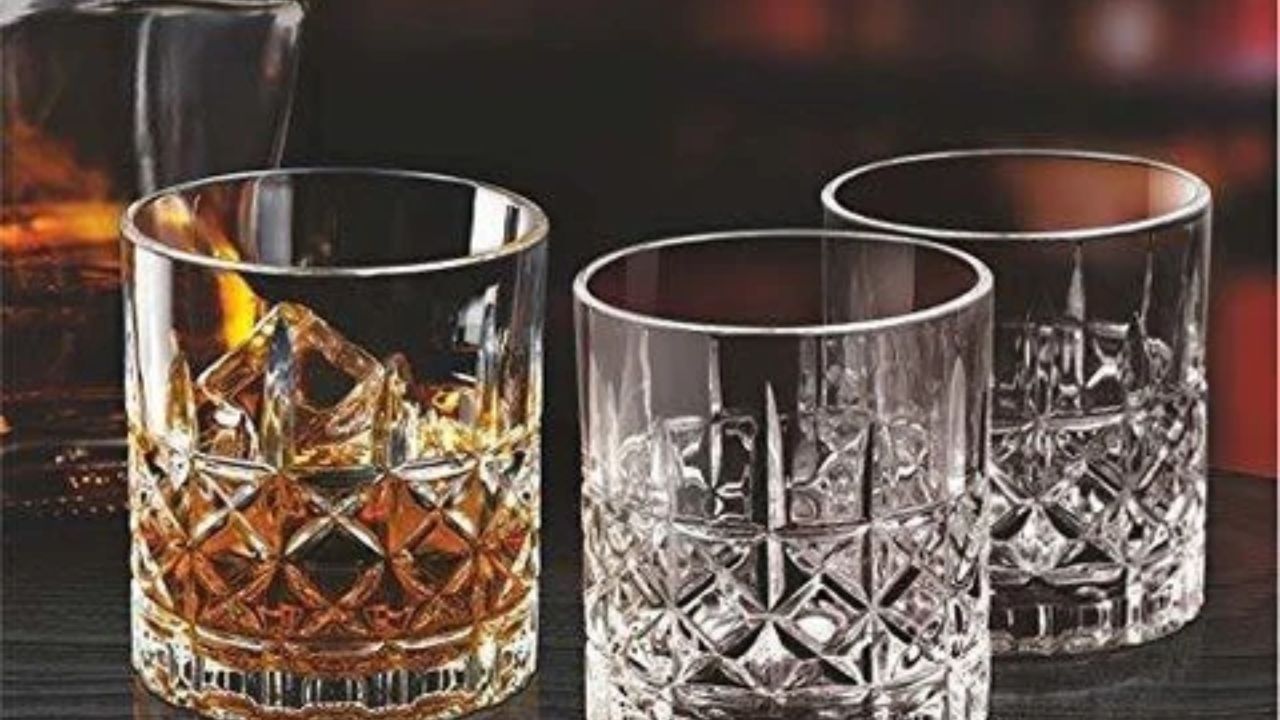 આનો એક આંતરરાષ્ટ્રીય જોડાણ પણ છે. દારૂના આંતરરાષ્ટ્રીય એકમને 1 ઔંસ, અથવા આશરે 29.57 મિલી, જે લગભગ 30 મિલી છે, ગણવામાં આવે છે. આનો અર્થ એ છે કે ભારતીય "નાનો પેગ" આંતરરાષ્ટ્રીય એકમની નજીક છે. આનો અર્થ એ છે કે પેગ ભલે સ્થાનિક શબ્દ હોય પણ માપ મોટાભાગે ગ્લોબલ સ્ટાન્ડર્ડ સાથે મેળ ખાય છે.