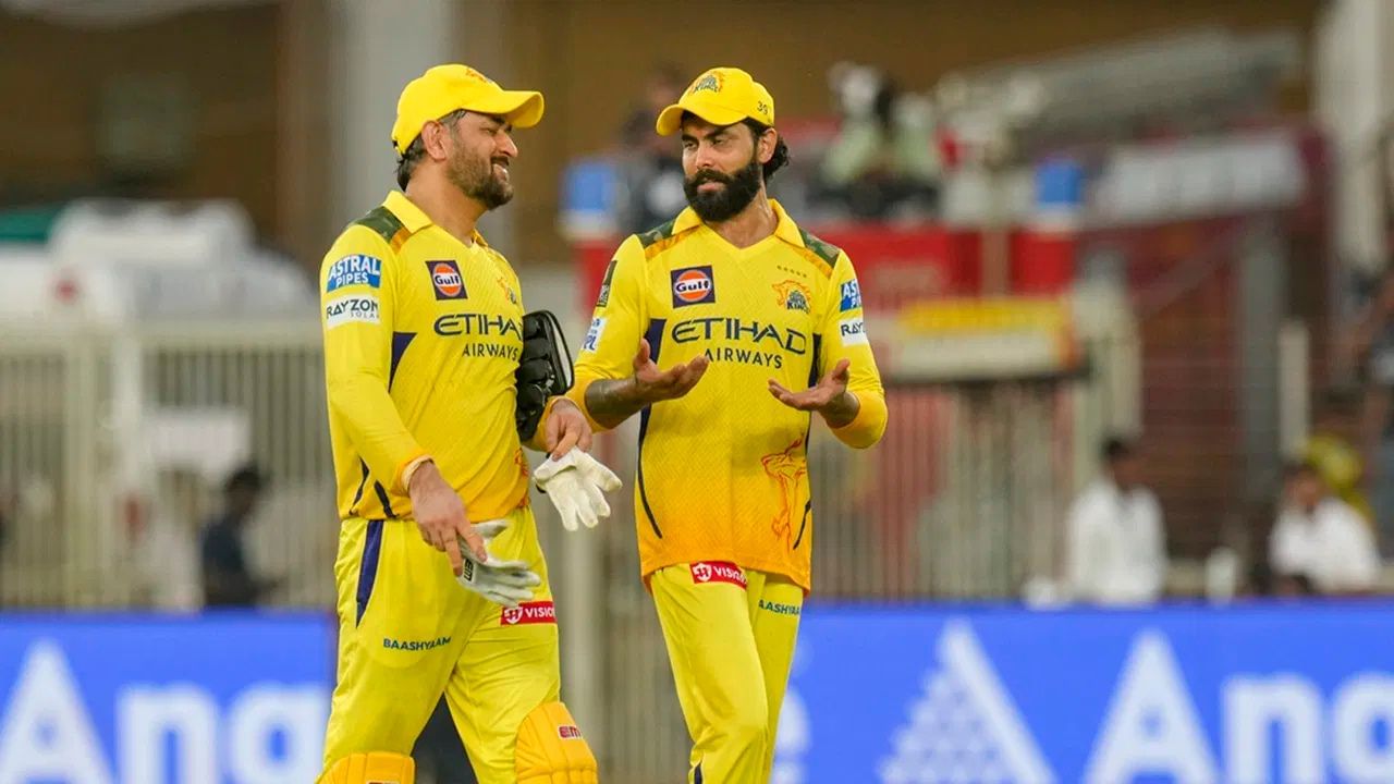 IPL 2025 માં સિઝનના મધ્યમાં ધોનીએ કેપ્ટનશીપ સંભાળી હતી. ઋતુરાજની ઈજાને કારણે, તેને આ ભૂમિકા નિભાવવી પડી હતી.