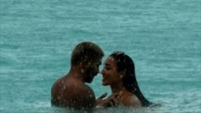 ભારતના સ્ટાર ક્રિકેટર હાર્દિક પંડ્યાને ફરીથી પ્રેમ મળ્યો છે. હવે તેનું નામ મોડેલ-અભિનેત્રી મહિકા શર્મા સાથે જોડાઈ રહ્યું છે. શું તમે જાણો છો મહિકા શર્મા કોણ છે?તો આજે તેના પરિવાર વિશે પણ જાણીશું.