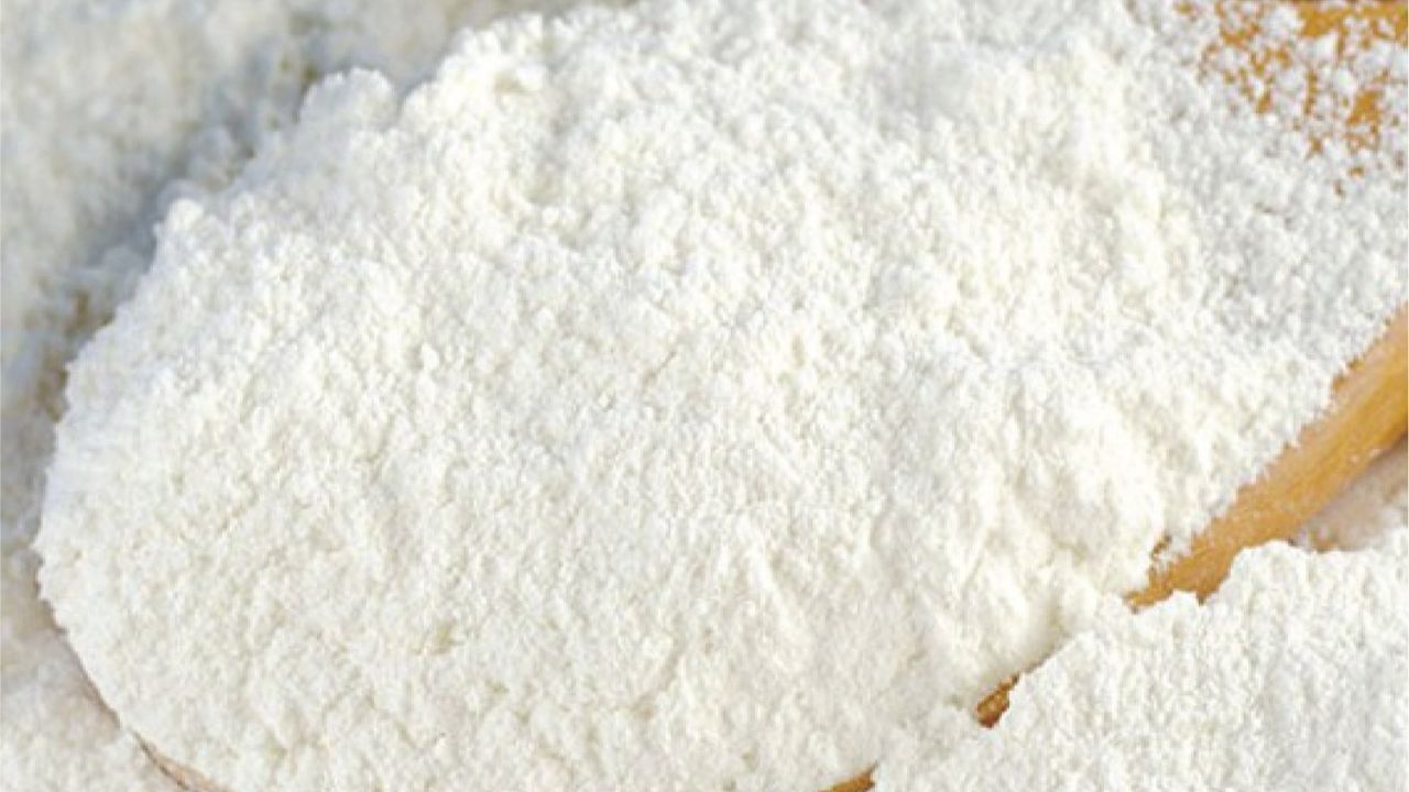 મેંદા ઘઉંના લોટમાંથી બનાવવામાં આવે છે, તેના ફાઇબર અને પોષક તત્વોને દૂર કરે છે. તે ન તો વિટામિન કે ન તો ખનિજો જાળવી રાખે છે. આનો અર્થ એ છે કે તે ફક્ત કેલરી જ પૂરી પાડે છે, પોષણ નહીં. આ જ કારણ છે કે તેને "empty calories" કહેવામાં આવે છે.