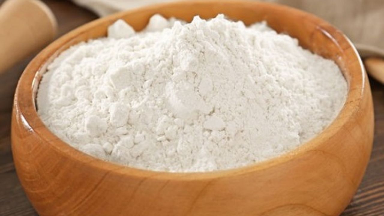 નિષ્ણાતોના મતે મેંદાના લોટના વારંવાર સેવનથી બ્લડ સુગરમાં ઝડપથી વધારો થઈ શકે છે. આ ઇન્સ્યુલિન પ્રતિકાર તરફ દોરી શકે છે અને ટાઇપ 2 ડાયાબિટીસનું જોખમ વધારી શકે છે. ઇન્સ્યુલિનનું લેવલ લાંબા સમય સુધી વધે છે જેનાથી શરીરમાં બળતરા અને ઓક્સિડેટીવ તણાવ વધે છે.