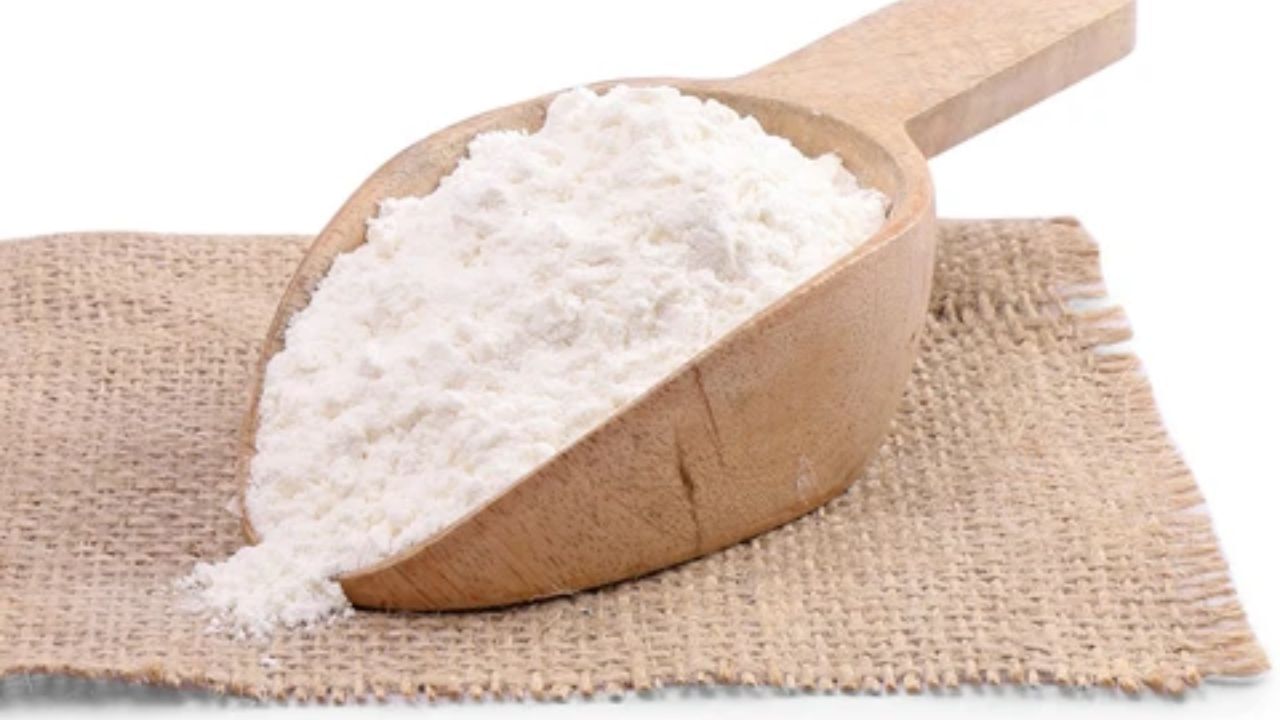 મેંદાનો લોટમાં ઘણીવાર બ્લીચિંગ એજન્ટ હોય છે, જેમ કે બેન્ઝોયલ પેરોક્સાઇડ, જે તેને સફેદ રંગ આપે છે. આ રસાયણો શરીર માટે હાનિકારક માનવામાં આવે છે અને યકૃતને અસર કરી શકે છે.