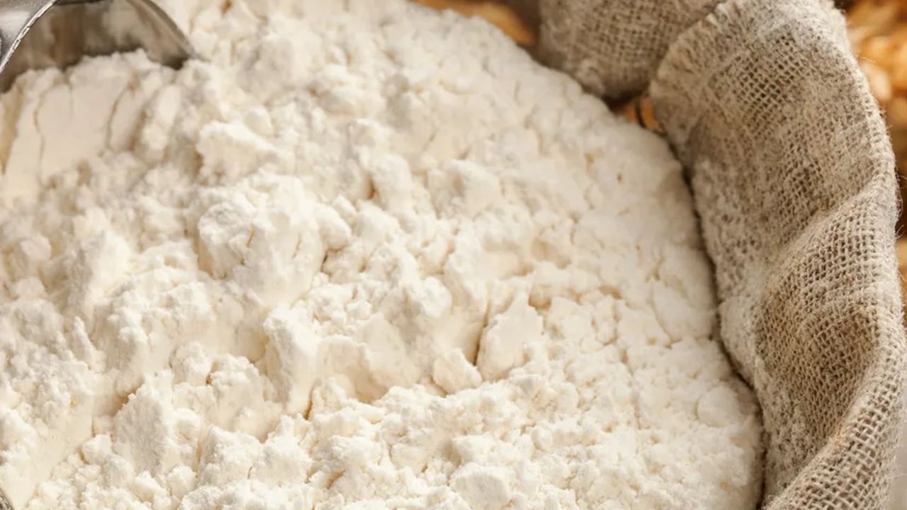 નિષ્ણાતો કહે છે કે મેંદાના લોટને સંપૂર્ણપણે દૂર કરવો જરૂરી નથી, પરંતુ તેની માત્રા મર્યાદિત કરવી જોઈએ. મેંદાના લોટને બદલે ઘઉં, જુવાર અથવા બાજરીના લોટનો ઉપયોગ કરવાનો પ્રયાસ કરો.