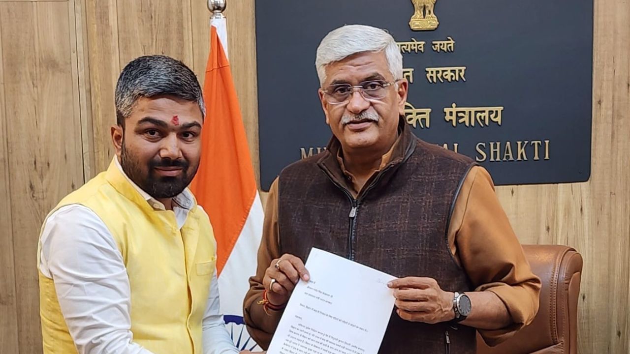  બિહારના લોકપ્રિય યુટ્યુબર મનીષ કશ્યપ પ્રશાંત કિશોરની પાર્ટી જન સૂરજમાં જોડાયા છે. પ્રશાંત કિશોરે એક નિવેદન આપતા કહ્યું હતુ કે, મનીષ કશ્યપ જન સૂરજ માટે યુટ્યુબર નથી. યુટ્યુબર મનીષ કશ્યપ પ્રશાંત કિશોર સાથે મળીને 2025ની બિહાર વિધાનસભા ચૂંટણી લડી હતી.  