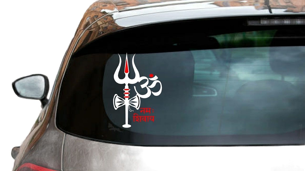 મંત્રોનું અપમાન ન કરો: પ્રેમાનંદ મહારાજ આગળ કહે છે કે જ્યાં સુધી કોઈ મંત્ર અંદર ઊંડે સુધી પ્રવેશ ન કરે, જ્યાં સુધી તે મનમાં ગુંજતો રહે, ત્યાં સુધી તે સંપૂર્ણ નથી. સાચી તપસ્યા એ છે જે અંદરથી વહે છે, કોઈના ધ્યાન બહાર ન આવે. દેખાડા માટે જે બોલવામાં આવે છે તે આધ્યાત્મિક અભ્યાસ નથી, તે એક પ્રદર્શન છે. આ રીતે આ મંત્રોનો જાપ કરવાની ભૂલ ન કરો. પહેલા, તેને ગુરુ પાસેથી લો. ગુરુના માર્ગદર્શનમાંથી મેળવો, પછી તેને પવિત્ર સ્થાન પર, પવિત્ર આસન પર બેસીને, પવિત્ર વસ્ત્રો પહેરીને જાપ કરો. કારણ કે મંત્રો કીર્તન નથી, તે મંત્રોનો જાપ છે. તમે નામનો જાપ કરી શકો છો અને ખૂબ વધારે કરો. તેના પર કોઈ પ્રતિબંધ નથી.