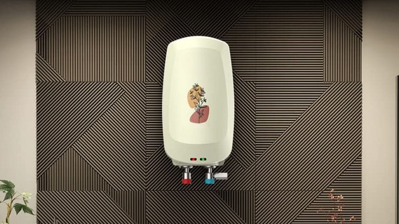 મેન્યુઅલ અથવા ટ્રેડિશનલ ગીઝર સામાન્ય રીતે સરળ ડિઝાઇન અને બેઝિક ફીચર્સ સાથે આવે છે. તેમાં તાપમાન સેટિંગ અને ગીઝર ચાલુ–બંધ કરવાની પ્રક્રિયા મેન્યુઅલી કરવાની હોય છે. આ પ્રકારના ગીઝરની સૌથી મોટી ખાસિયત એ છે કે તેની પ્રારંભિક કિંમત ઓછી હોય છે, તે બજેટ-ફ્રેન્ડલી હોય છે અને તેનો ઓપરેશન પણ ખૂબ સરળ હોય છે. ઓછી ઇલેક્ટ્રોનિક્સને કારણે તેમાં ટેકનિકલ તકલીફો પણ ઓછા હોય છે અને રિપેર કરાવવું પણ સરળ અને સસ્તુ હોય છે. જો તમને ફક્ત સામાન્ય ગરમ પાણીની જરૂર હોય અને વધારાની ટેકનોલોજી ન જોઈએ, તો મેન્યુઅલ ગીઝર એક વિશ્વસનીય વિકલ્પ બની શકે છે.