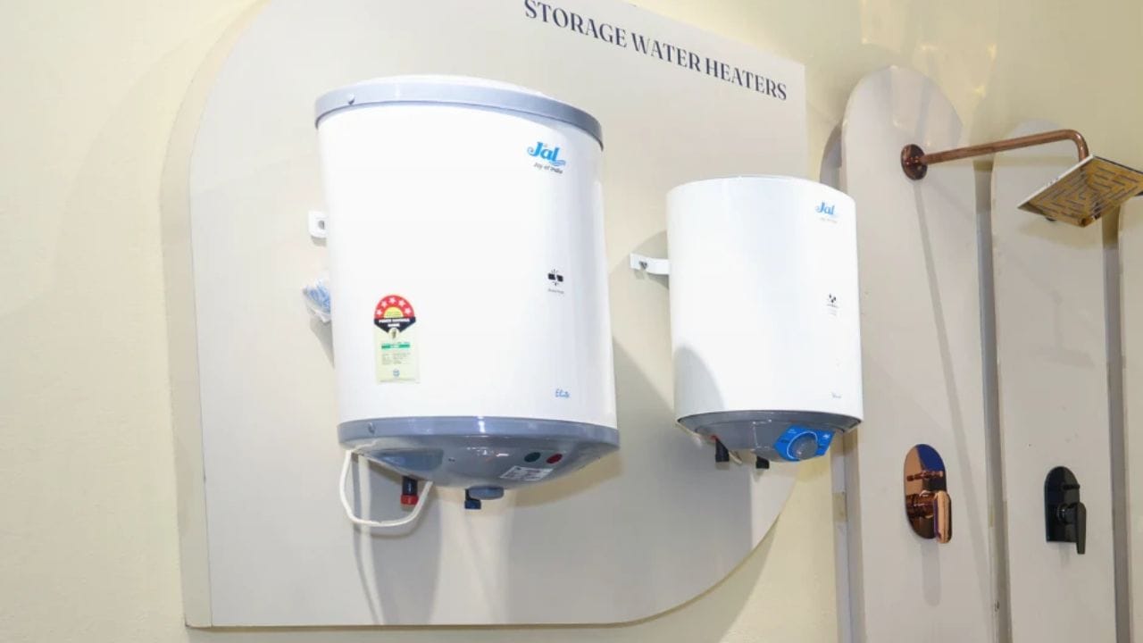 ઓટોમેટિક અથવા સ્માર્ટ ગીઝર આધુનિક ટેકનોલોજી અને સુવિધાઓ સાથે બનાવવામાં આવે છે. તેમાં ડિજિટલ ડિસ્પ્લે હોય છે અને પાણી પ્રી-સેટ તાપમાન સુધી ગરમ થતાની સાથે જ ગીઝર આપમેળે બંધ થઈ જાય છે. કેટલાક સ્માર્ટ ગીઝરોમાં Wi-Fi કનેક્ટિવિટી, મોબાઇલ એપ્લિકેશન કંટ્રોલ, ટાઈમર શેડ્યૂલ, પાવર વપરાશ ટ્રેકિંગ જેવી સુવિધાઓ પણ ઉપલબ્ધ હોય છે. વધુ સારી ઇન્સ્યુલેશન અને સ્માર્ટ કંટ્રોલ સિસ્ટમથી વીજળીનો ઉપયોગ નિયંત્રિત થાય છે, જેથી લાંબા ગાળે ઊર્જા બચત થઈ શકે છે. આ ગીઝર વપરાશમાં વધુ આરામદાયક છે અને ચોક્કસ તાપમાન સેટિંગ આપે છે.