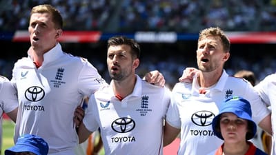 બેન સ્ટોક્સની આગેવાની હેઠળની ઇંગ્લેન્ડ ક્રિકેટ ટીમે ઓસ્ટ્રેલિયાના પ્રવાસની શરૂઆત હાસ સાથે કરી હતી. ઇંગ્લેન્ડની ટીમ એશિઝની પહેલી ટેસ્ટ માત્ર બે દિવસમાં જ હારી ગઈ હતી. હવે તેમને આગામી ટેસ્ટમાં જીતની જરૂર છે, પરંતુ ફાસ્ટ બોલર માર્ક વુડના બહાર થવાથી ટીમને મોટો ઝટકો લાગ્યો છે.