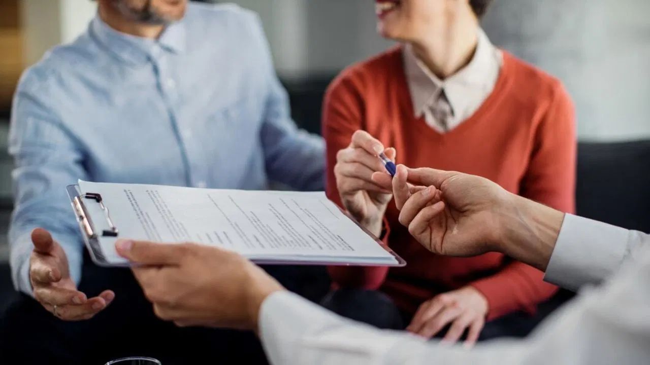 નવી સિસ્ટમના ઘણા ફાયદા છે. અગાઉ ગ્રાહકોને ખબર નહોતી કે, તેમની ફરિયાદ ક્યાં અટકી ગઈ છે અથવા આગળ શું થયું. હવે 'Bima Bharosa' પોર્ટલ ઈન્સ્યોરન્સ કંપની અને IRDAI બંનેની સિસ્ટમને જોડે છે, જે દરેક અપડેટને ટ્રેક કરે છે.