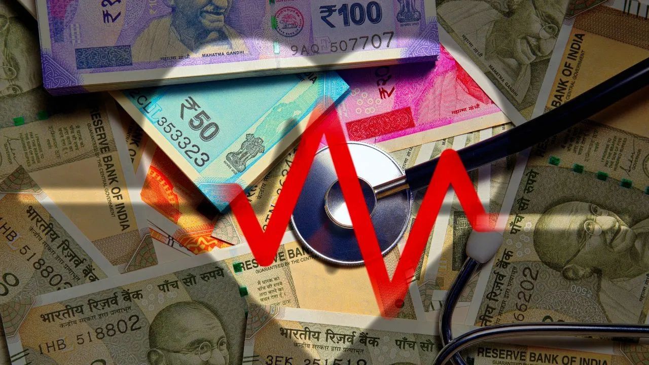 વધુમાં IRDAI નિયમો મુજબ, પહેલા તમારી વીમા કંપનીનો સંપર્ક કરો. જો તમે કંપનીનો સંપર્ક કરી શકતા નથી અથવા નિર્ધારિત સમયમર્યાદામાં ઉકેલ મેળવી શકતા નથી, તો 'Bima Bharosa' પોર્ટલ પર ફરિયાદ દાખલ કરો અને ત્યાંથી તેને ટ્રેક કરો. જો સમસ્યા ન ઉકેલાય, તો તમે તે રેકોર્ડના આધારે વીમા લોકપાલ (Insurance Ombudsman) સમક્ષ રજૂ કરી શકો છો.