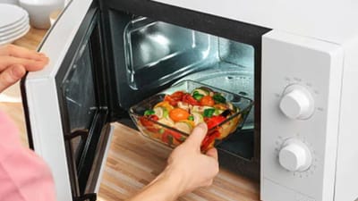 માઇક્રોવેવ ઓવન આજે દરેક ઘરનો આવશ્યક ભાગ બની ગયા છે. મિનિટોમાં ખોરાક ગરમ કરવાની સુવિધા તેને અત્યંત લોકપ્રિય બનાવે છે, પરંતુ સહેજ પણ બેદરકારી થઈ તો અકસ્માતનું કારણ બની શકે છે. કેટલીકવાર, લોકો અજાણતાં માઇક્રોવેવમાં એવી વસ્તુઓ મૂકે છે જે તણખા, ધુમાડો અથવા અચાનક વિસ્ફોટ જેવી ખતરનાક પરિસ્થિતિઓનું કારણ બની શકે છે. માઇક્રોવેવ ગરમી અને ઇલેક્ટ્રોમેગ્નેટિક તરંગો ચોક્કસ વસ્તુઓને એવી રીતે અસર કરે છે કે તે વિસ્ફોટ કરી શકે છે અથવા ઉપકરણને નુકસાન પહોંચાડી શકે છે. તેથી, એ જાણવું અત્યંત મહત્વપૂર્ણ છે કે કઈ વસ્તુઓ ક્યારેય માઇક્રોવેવની અંદર ન મૂકવી જોઈએ.