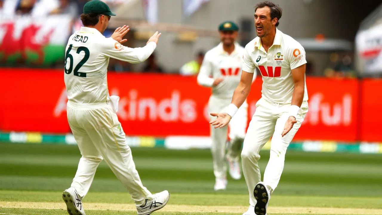 આ મેચની પહેલી ઇનિંગમાં મિશેલ સ્ટાર્ક સૌથી સફળ બોલર રહ્યો. તેણે 12.5 ઓવરમાં 58 રન આપ્યા અને સાત વિકેટ લીધી, જે તેની કારકિર્દીનો શ્રેષ્ઠ રેકોર્ડ છે. આ પહેલા તેણે ક્યારેય ટેસ્ટ ઇનિંગમાં સાત વિકેટ લીધી ન હતી. મિશેલ સ્ટાર્કે બીજી ઇનિંગમાં પણ આ ફોર્મ ચાલુ રાખ્યું.