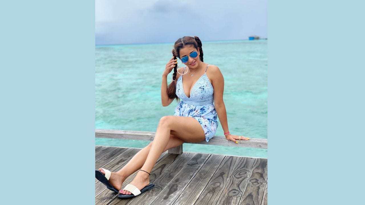 Monalisa's Glamorous Beach Look Viral Photos (1)