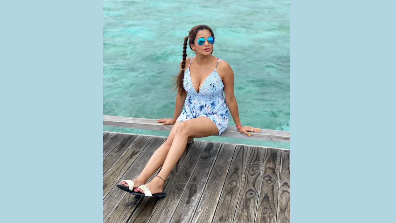 Monalisa's Glamorous Beach Look Viral Photos (3)