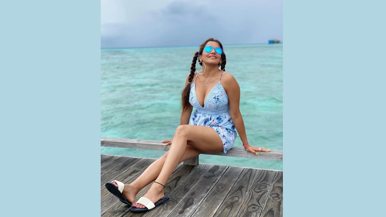 Monalisa's Glamorous Beach Look Viral Photos (4)