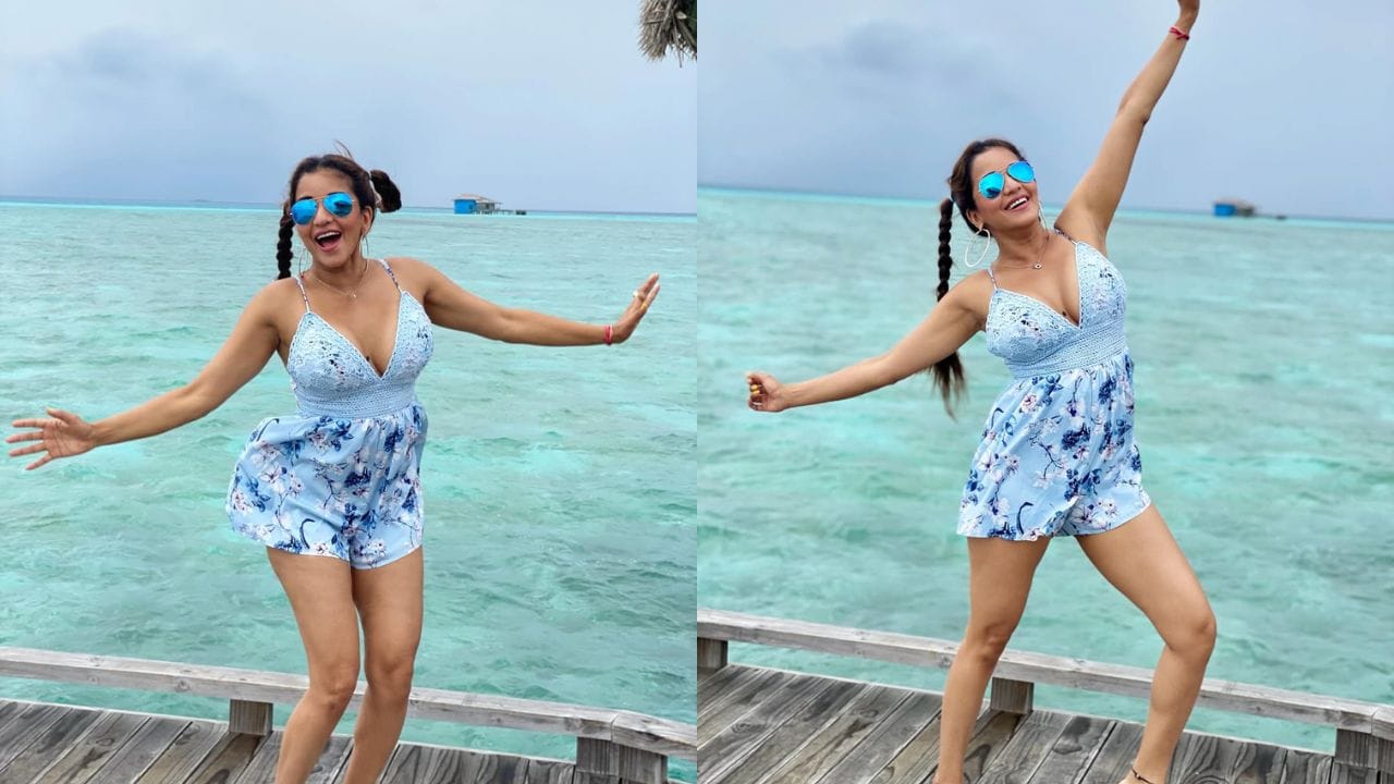 Monalisa's Glamorous Beach Look Viral Photos (6)