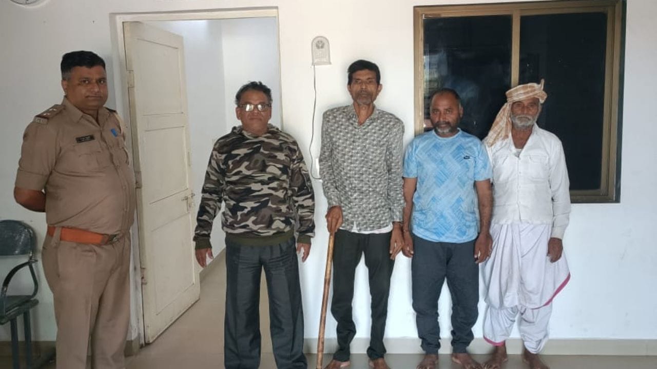 Morbi : હળવદમાં સરકારી જમીન હડપવાનું કૌભાંડ, 9 આરોપીમાંથી 4ની ધરપકડ, જુઓ Video Morbi : હળવદમાં સરકારી જમીન હડપવાનું કૌભાંડ, 9 આરોપીમાંથી 4ની ધરપકડ, જુઓ Video