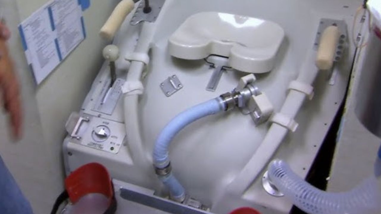 આપણે વિશ્વના સૌથી મોંઘા શૌચાલય વિશે વાત કરી રહ્યા છીએ જેની કિંમત એટલી વધારે છે કે તે ભારતમાં બે કે ત્રણ વૈભવી બંગલા સરળતાથી બનાવી શકે છે. આપણે સામાન્ય રીતે મોંઘા ગેજેટ્સ, મોંઘી કાર અને કિંમતી ઘરેણાં વિશે સાંભળીએ છીએ, પરંતુ જ્યારે કરોડો નહીં, પરંતુ અબજો રૂપિયા ટોયલેટ પર ખર્ચવામાં આવે છે, ત્યારે તે રસ જગાડશે.
