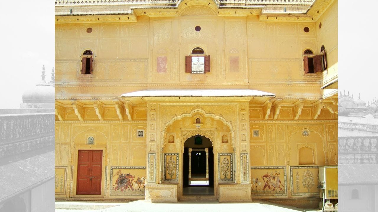 અરાવલ્લીના ઉંચા શિખરો પર વસેલાં નાહરગઢ કિલ્લાથી સમગ્ર જયપુર શહેર નજરે પડે છે. અંબર અને જયગઢ કિલ્લા સાથે મળી, આ ગઢ ક્યારેક જયપુર માટે એક મજબૂત રક્ષાત્મક ત્રિકોણ રુપે કાર્ય કરતો હતો. કિલ્લાને શરૂઆતમાં સુદર્શનગઢ કહેવામાં આવતું, પરંતુ બાદમાં તે નાહરગઢ તરીકે પ્રસિદ્ધ બન્યો, જેનો અર્થ ‘વાઘોનું નિવાસસ્થાન’ એવો થાય છે. સ્થાનિક કથા અનુસાર, ‘નાહર’ શબ્દનો સંબંધ નાહર સિંહ ભોમિયા નામના એક યોદ્ધાની આત્મા સાથે છે, જે અહીં બાંધકામ દરમ્યાન અવરોધો ઊભા કરતી હતી. રાજાએ તેના સન્માનમાં કિલ્લાના પરિસરમાં એક મંદિર બનાવ્યું, ત્યાર પછી બાંધકામની અડચણો દૂર થઈ અને ગઢને નાહરગઢ નામ મળ્યું. (Credits: - Wikipedia)