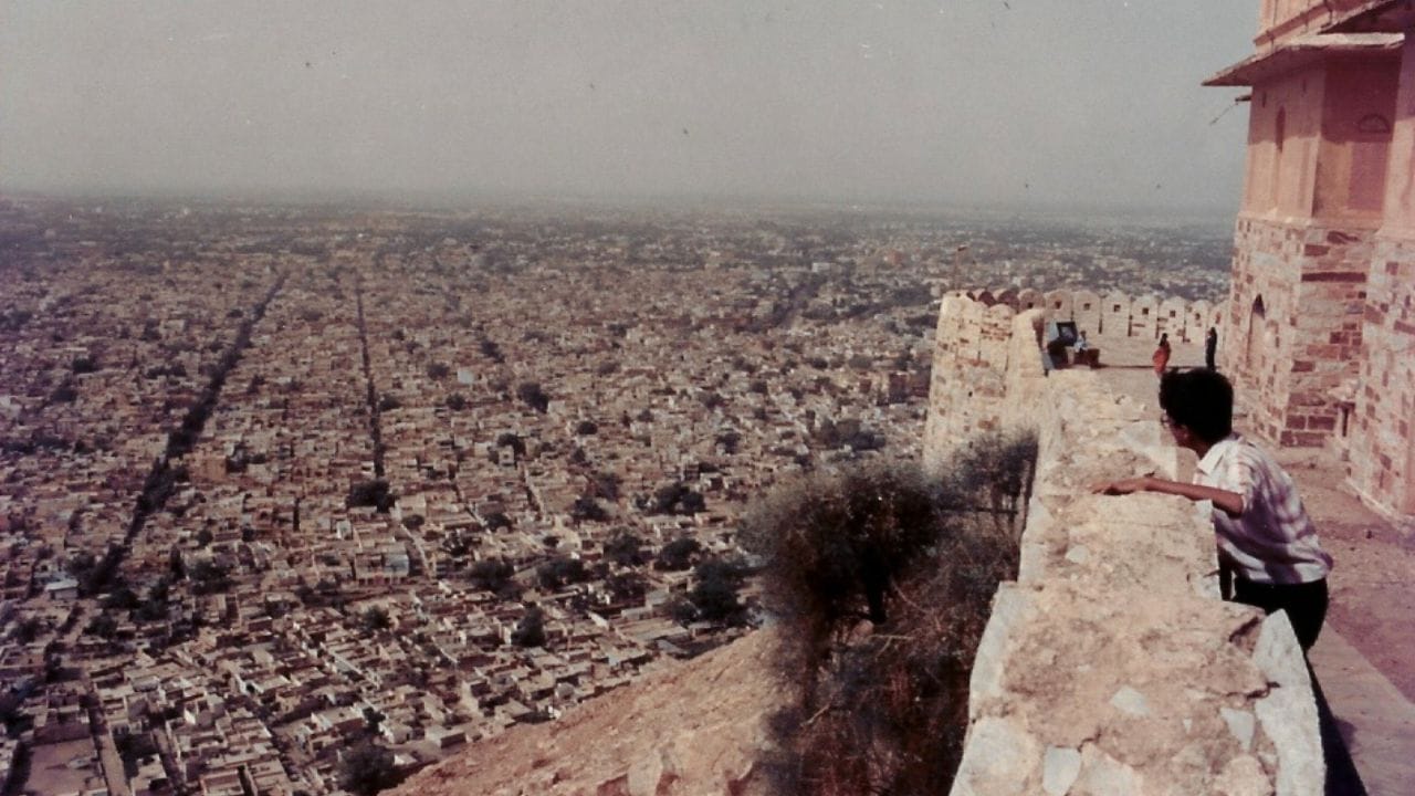 1734માં જયપુરના શાસક મહારાજા સવાઈ જયસિંહ દ્વિતીયે બનાવેલો આ કિલ્લો શહેરની ઉપર આવેલી ટેકરીના શિખરે એકાંત અને સુરક્ષિત સ્થાન તરીકે સ્થાપિત કરવામાં આવ્યો હતો. આસપાસની ટેકરીઓ પર ફેલાયેલી તેની દિવાલો તેને જયગઢ કિલ્લા સાથે જોડતી હતી, જે અંબરની પ્રાચીન રાજધાની પર સ્થિત છે. આ કિલ્લા પર ક્યારેય કોઇ હુમલો ન થયો હોવા છતાં, તે 18મી સદીમાં મરાઠા દળો અને જયપુર રાજ્ય વચ્ચે થયેલી સંધિઓનો સાક્ષી રહ્યો છે. 1857ના ભારતીય વિદ્રોહ દરમિયાન, જયપુરના રાજા સવાઈ રામસિંહે બ્રિટિશ રેસિડેન્ટની પત્ની સહિત પ્રદેશમાં વસતા યુરોપિયન નાગરિકોને સુરક્ષિત રાખવા માટે નાહરગઢ કિલ્લામાં આશ્રય અપાવ્યો હતો. (Credits: - Wikipedia)