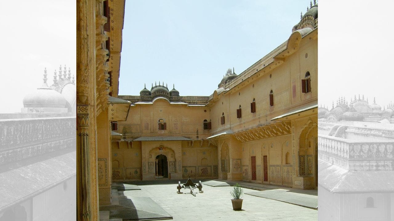 એપ્રિલ 1944 સુધી જયપુર રાજ્યની સરકાર પોતાના સત્તાવાર કાર્યો માટે જંતર-મંતર ખાતે આવેલા સમ્રાટ યંત્રથી નક્કી કરાયેલ સૌર સમયને જ અનુસરી રહી હતી. સમય જાહેર કરવા માટે નાહરગઢ કિલ્લામાંથી બંદૂકનો ગોળો છોડીને સંકેત આપવામાં આવતો હતો. (Credits: - Wikipedia)