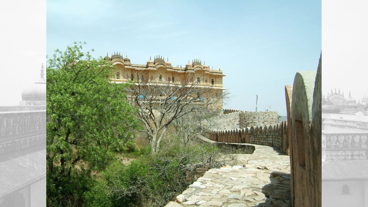 1868માં સવાઈ રામસિંહના સમયમાં નાહરગઢ કિલ્લામાં વિશાળ વિસ્તરણ કરવામાં આવ્યું. તેના બાદ 1883થી 1892 દરમિયાન દીર્ઘ પટેલે લગભગ સાડા ત્રણ લાખ રૂપિયાનો ખર્ચ કરીને અહીં અનેક નવી ઇમારતો ઊભી કરાવી. સવાઈ માધો સિંહે બંધાવેલા માધવેન્દ્ર ભવનમાં જયપુરની રાણીઓ માટે અલગ-અલગ સ્યુટની વ્યવસ્થા હતી, જ્યારે તેના ઉપરના માળે રાજાના નિવાસ માટે વિશેષ સ્યુટ બનાવવામાં આવ્યો હતો. આ ખંડો પરસ્પર કોરિડોરથી જોડાયેલા છે અને આજે પણ અહીં નાજુક અને મનોહર ભીંતચિત્રો જોવા મળે છે. નાહરગઢ કિલ્લો રાજપરિવારનું શિકારગૃહ તરીકે પણ ઉપયોગમાં લેવાતો હતો. (Credits: - Wikipedia)