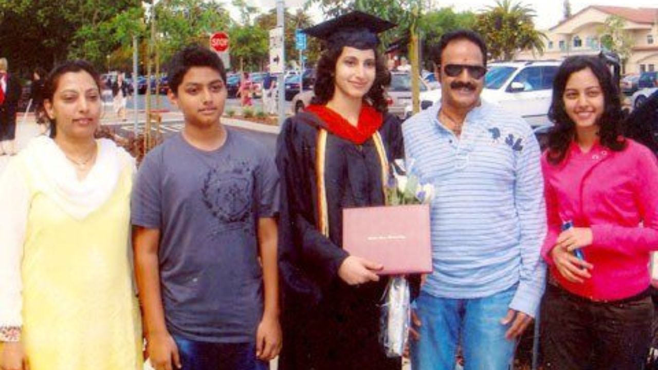 એનટીઆરને 13 બાળકો હતા, જેમાંથી નંદમુરી માતા-પિતાનું છઠ્ઠું સંતાન છે. બાલકૃષ્ણના પિતા, એનટીઆર, પોતે તેલુગુ સિનેમાના એક અનુભવી અભિનેતા હતા. તેમના પરિવારનો અભિનય અને પછી રાજકારણનો ઇતિહાસ રહી ચૂક્યો છે.