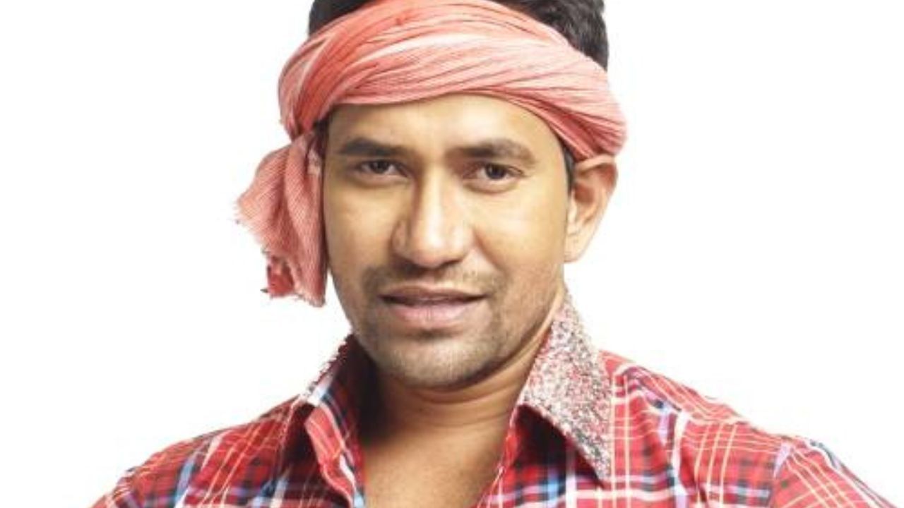 નિરહુઆનો એક ભાઈ પ્રવેશ લાલ યાદવ પણ છે, જે ભોજપુરી સિનેમામાં કામ કરે છે.