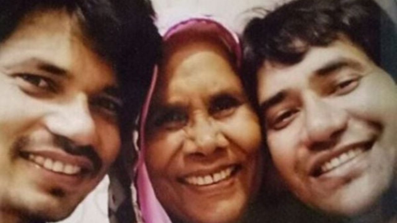 લોકો દિનેશની આમ્રપાલી દુબે સાથેની ઓન-સ્ક્રીન કેમેસ્ટ્રીને ખૂબ પસંદ કરે છે, અને ઘણીવાર અફવાઓ ફેલાઈ છે કે બંને રિલેશનશિપમાં છે. 