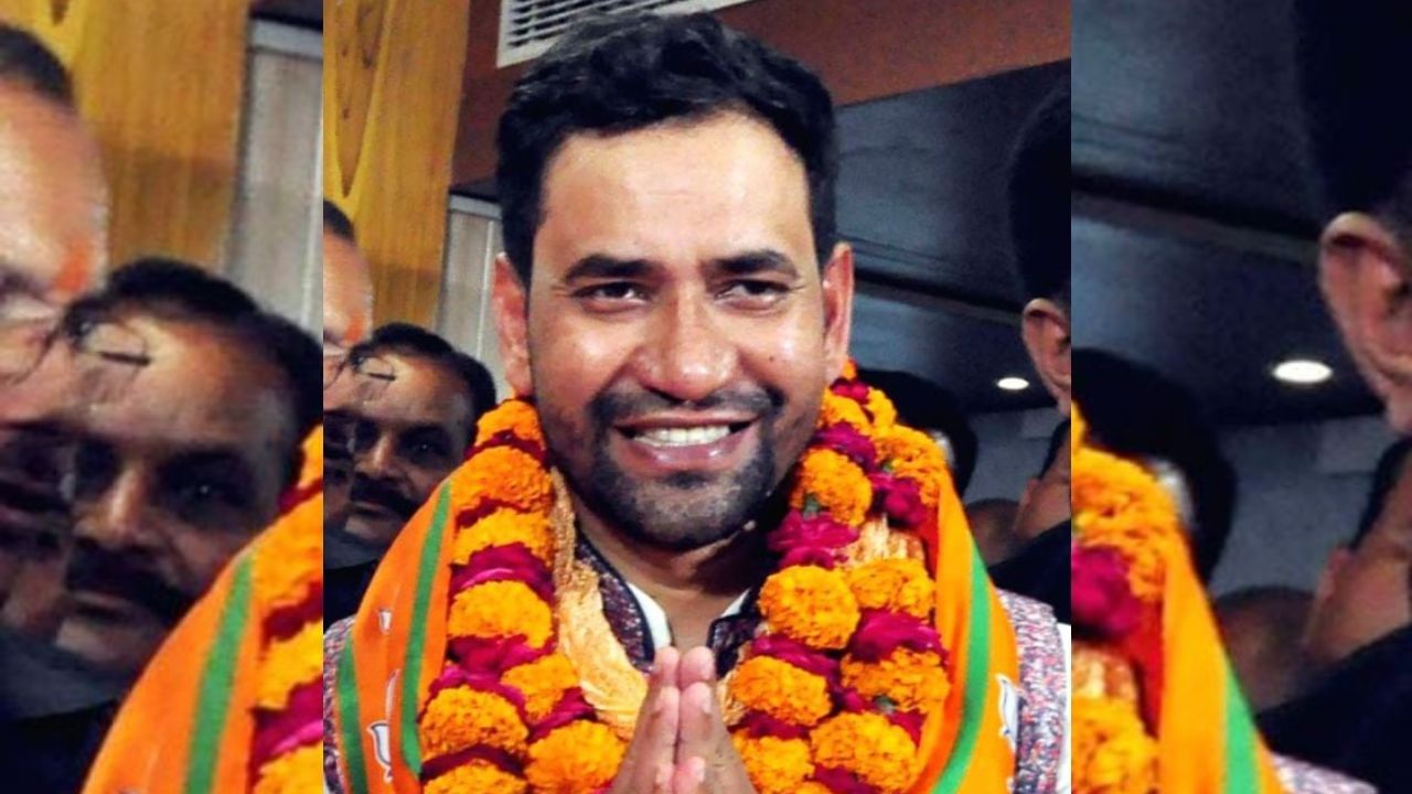 દિનેશ લાલ યાદવ ફિલ્મ ઉદ્યોગમાં અવારનવાર આમ્રપાલી દુબે સાથેના સંબંધોને કારણે સમાચારમાં રહે છે. 