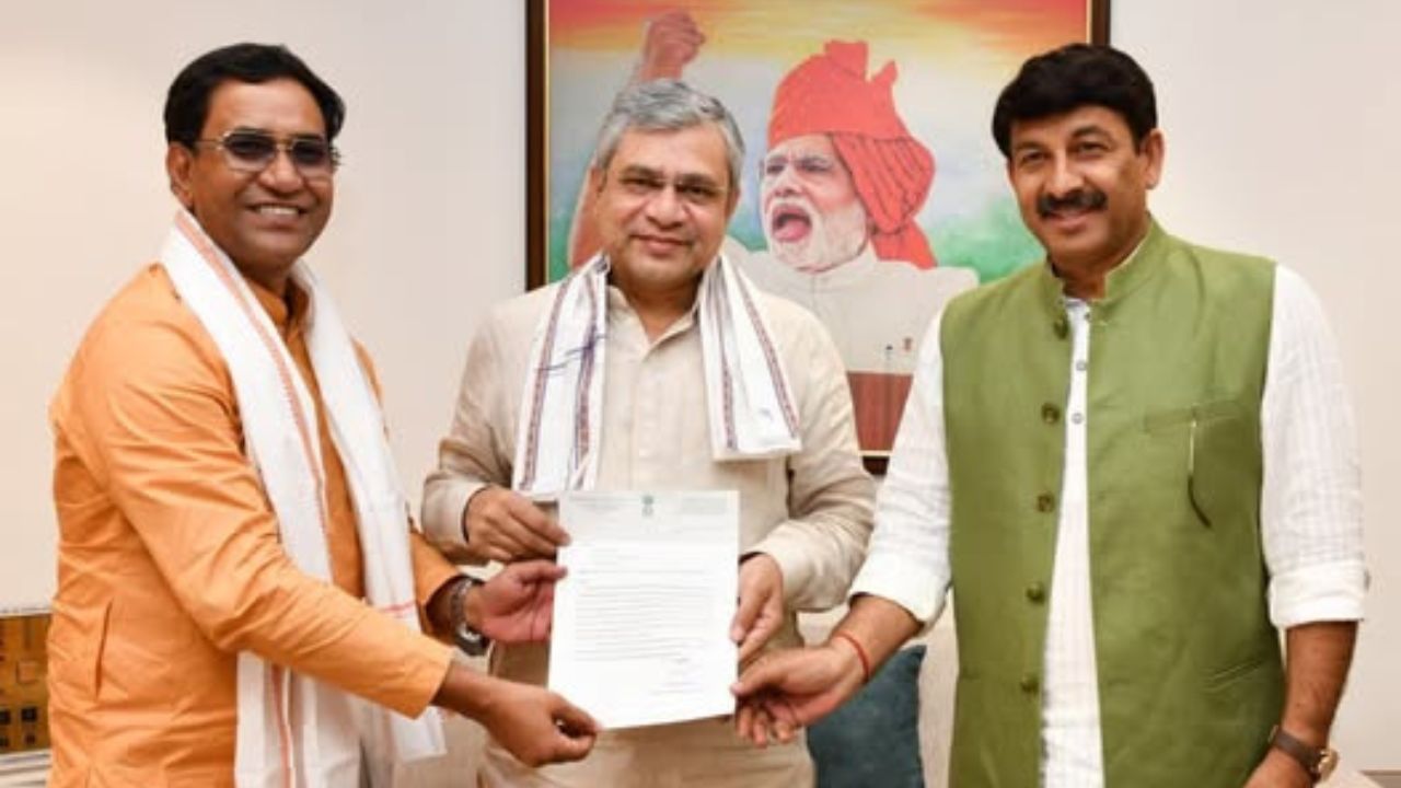 નિરહુઆએ ભોજપુરી ઉદ્યોગમાં બિરહા ગીત ગાઈને પોતાની કારકિર્દીની શરૂઆત કરી હતી. 