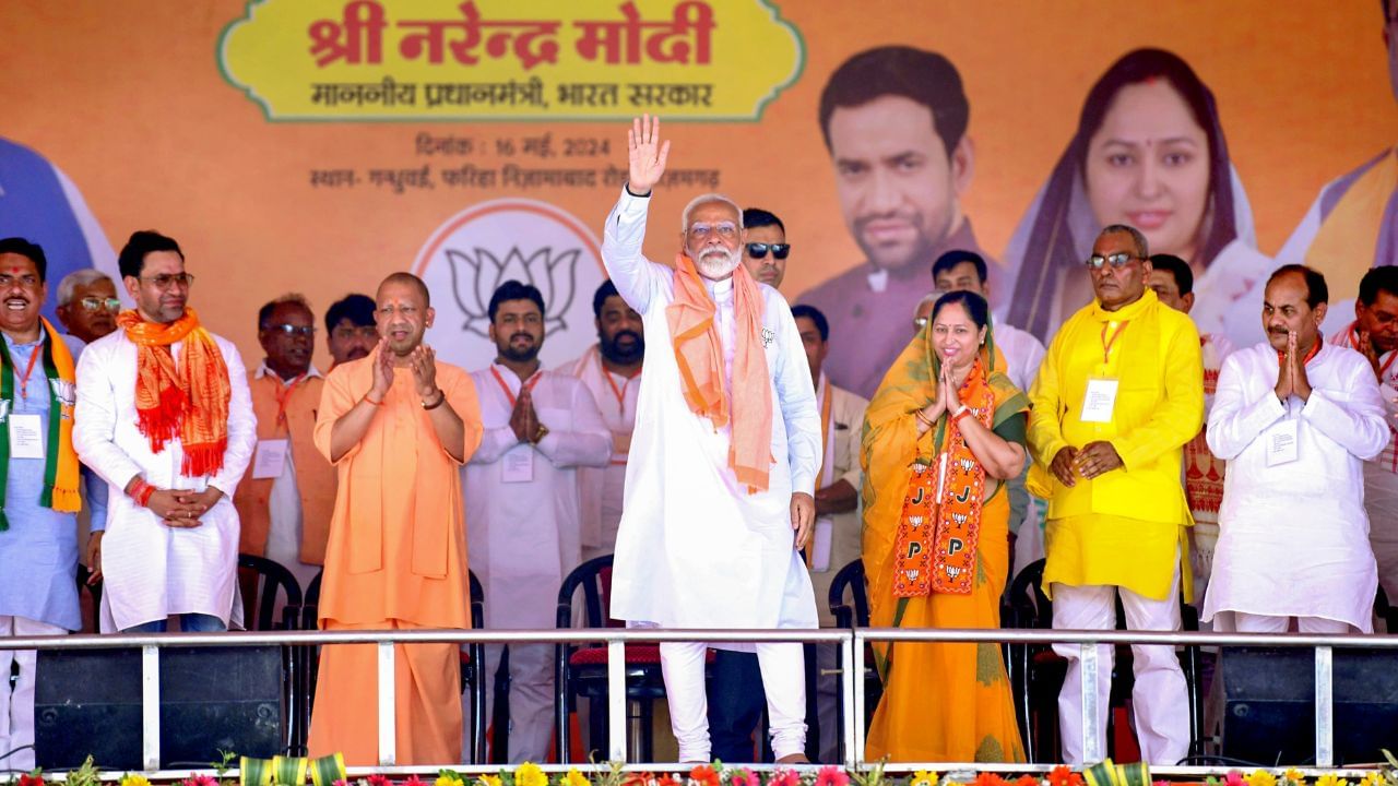  દિનેશ લાલ યાદવ નિરહુઆના પિતાએ બે લગ્ન કર્યા હતા. બીજા લગ્ન મજબૂરીને કારણે થયા હતા, જેના કારણે તેમને આ પગલું ભરવાની ફરજ પડી હતી. પહેલી પત્નીના મૃત્યુ પછી તેમણે ફરીથી લગ્ન કર્યા હતા.