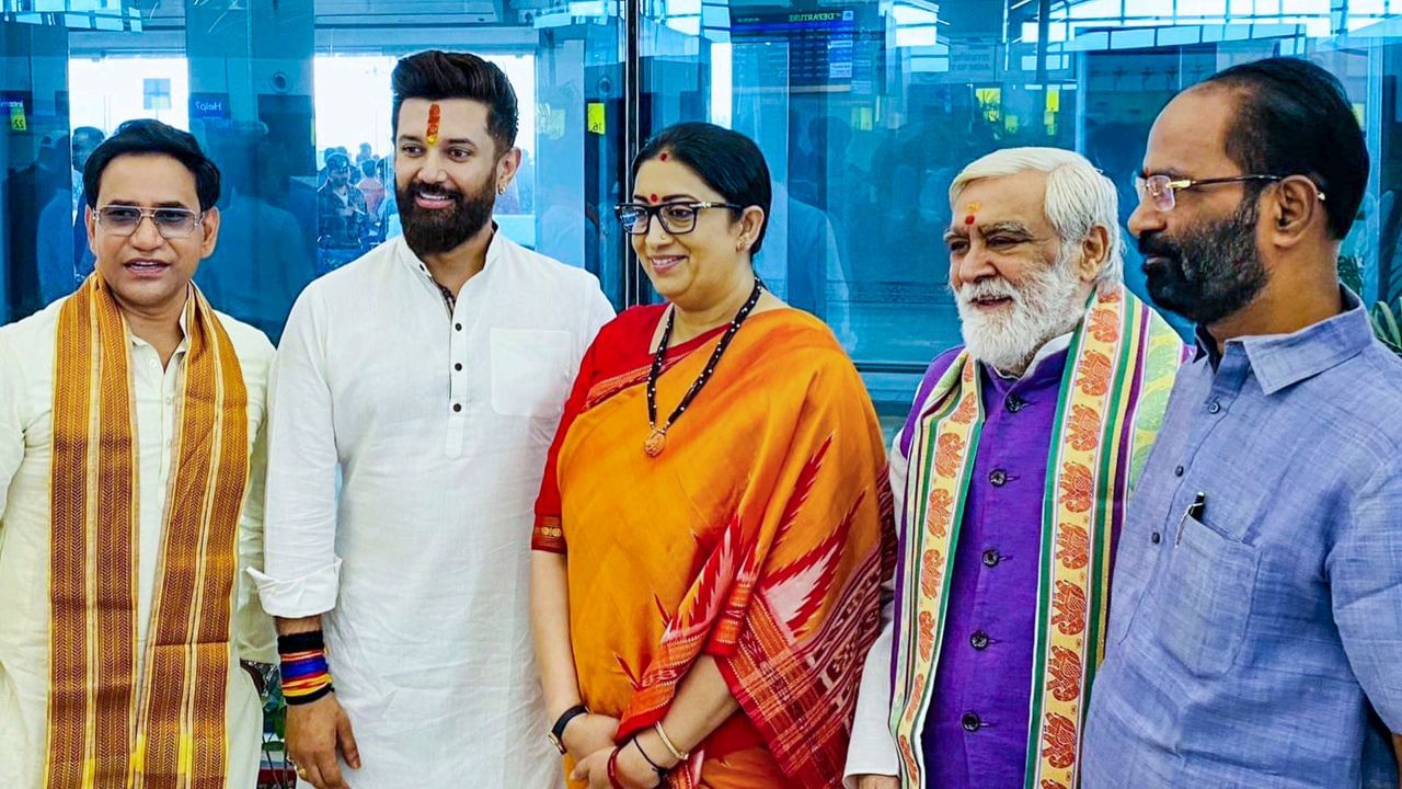  નિરહુઆના પિતાને તેમની પહેલી પત્નીથી બે પુત્રીઓ, સુશીલા અને આશા છે, જ્યારે તેના પિતાના બીજા લગ્નથી દિનેશ લાલ યાદવ, પ્રવેશ લાલ યાદવ અને એક બહેન, લલિતા છે.