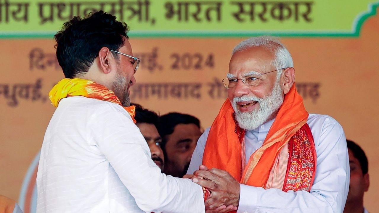 તેમણે તેમના બાળપણનો મોટાભાગનો સમય કોલકાતાના 4 નંબર રેલ્વે ગેટ (અગરપરા) વિસ્તારમાં "બેલઘોરિયા" માં વિતાવ્યો જ્યાં તેમના પિતા એક ફેક્ટરીમાં કામ કરતા હતા. 