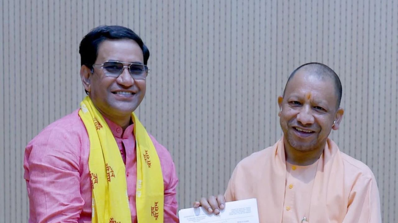 તેમણે વર્ષ 2000માં મનશા યાદવ સાથે લગ્ન કર્યા. આ દંપતિને બે પુત્રો છે આદિત્ય યાદવ, અમિત યાદવ અને એક પુત્રી અદિતિ યાદવ છે.મનશા યાદવ સોશિયલ મીડિયાથી દુર રહે છે.