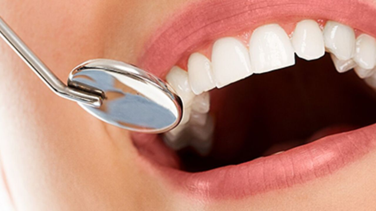 જો તમે રાત્રિભોજન પછી દાંત સાફ ન કરો તો આ બેક્ટેરિયા તમારા દાંતની આખી સપાટી પર હુમલો કરે છે. જેના કારણે દાંતમાં સડો થાય છે. રાત્રે બ્રશ કરવાથી માત્ર પોલાણ જ નહીં, પણ પેઢામાં બળતરા અને શ્વાસની દુર્ગંધ પણ અટકે છે. તેથી રાત્રે બ્રશ કરવું ખૂબ જ મહત્વપૂર્ણ છે. જેટલી જલ્દી તમે આ ટેવ પાડશો તેટલું તમારા ઓરલ હેલ્થ માટે સારું રહેશે.