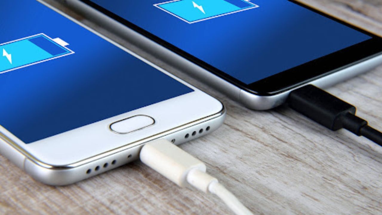 સસ્તો ચાર્જર ખરીદવાની ભૂલ: જો તમારા ફોન સાથે આવેલો ચાર્જર અથવા કેબલ ખરાબ થઈ ગયો હોય અને તમે મૂળ ચાર્જરને બદલે બજારમાંથી સ્થાનિક ચાર્જર અથવા કેબલ ખરીદો છો, તો આ નાની ભૂલ તમારા ફોનને નુકસાન પહોંચાડી શકે છે. સ્થાનિક ચાર્જર ફોન સાથે સુસંગત છે કે કેબલની ગુણવત્તા સારી નથી. આ બધી બાબતો ઘણો ફરક પાડે છે, તેથી આજે જ આ આદત બદલો અને તમારા ફોનને ફક્ત મૂળ ચાર્જર અને કેબલથી જ ચાર્જ કરો, નહીં તો તમારા ફોનને નુકસાન થવામાં વધુ સમય લાગશે નહીં.