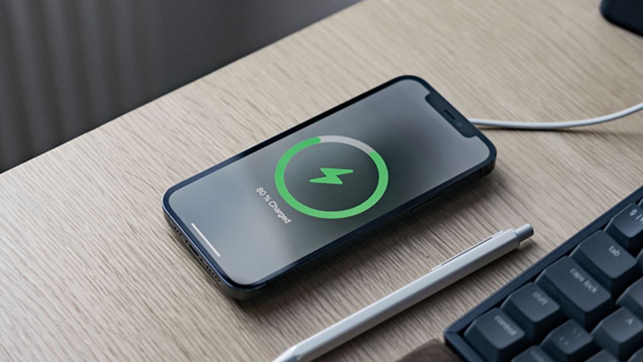 બેટરીને સંપૂર્ણપણે ડિસ્ચાર્જ કરવાની આદત: જો તમે તમારા ફોનનો ઉપયોગ બેટરી સંપૂર્ણપણે ખતમ ન થાય ત્યાં સુધી કરો છો, તો આજે જ આ ખરાબ ટેવ બદલો, નહીં તો તમારો ફોન ઝડપથી ખરાબ થઈ શકે છે. બેટરી સંપૂર્ણપણે ડિસ્ચાર્જ થયા પછી જ ચાર્જ કરવાથી તમારા ફોનની બેટરી અને પર્ફોર્મન્સ બંને પર અસર પડી શકે છે. 