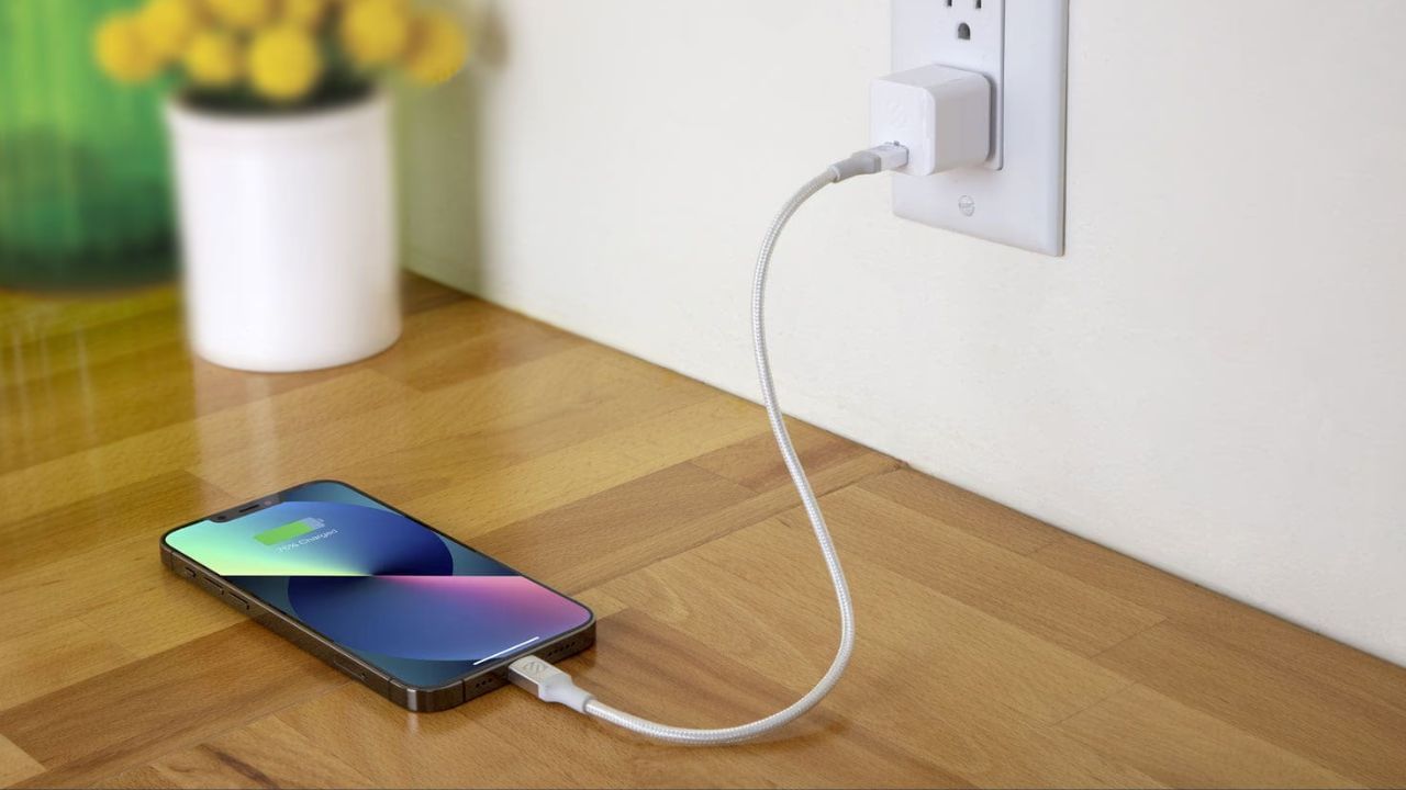 રાતે ફોનને ચાર્જમાં ના મુકવો: જેઓ સૂતા પહેલા પોતાનો ફોન ચાર્જ પર રાખે છે, એવી આશામાં કે તેઓ જાગે ત્યારે ચાર્જ થઈ જશે, તેમના માટે આ ખરાબ ટેવ ફોનની બેટરી ક્ષમતાને નકારાત્મક અસર કરશે, જે આખરે બેટરી રિપ્લેસમેન્ટ તરફ દોરી જશે. વધુમાં, રાતોરાત ચાર્જિંગ બેટરીને વધુ ગરમ કરી શકે છે, જે ફોનનું તાપમાન વધારી શકે છે અને તે વિસ્ફોટ પણ કરી શકે છે. તેથી, આજે જ આ ખરાબ ટેવ બદલો.