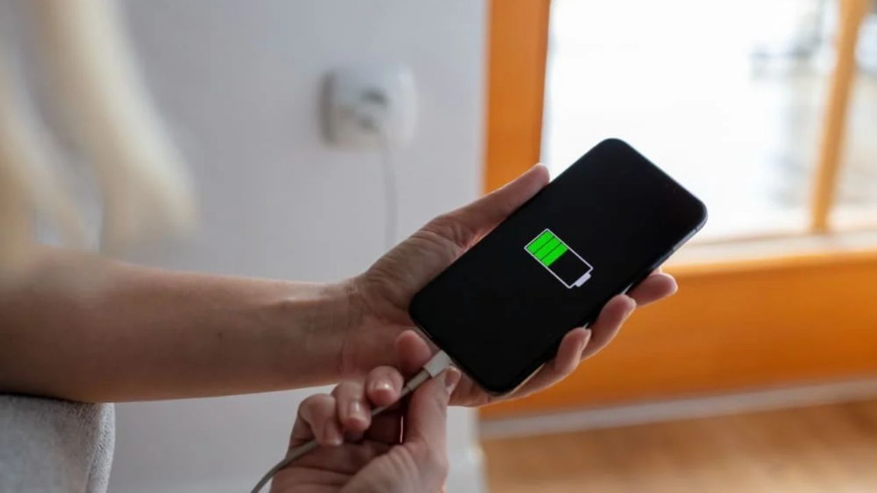 જો આ ત્રણ ભૂલ તમે કરો છો તો તમારો ફોન જલદી ખરાબ થઈ શકે છે. મોટાભાગના લોકો આ ભૂલો કરતા જ હોય છે આથી જો તમે પણ આમ કરો છો આજે જ સતર્ક થઈ જવાની જરુર છે. 