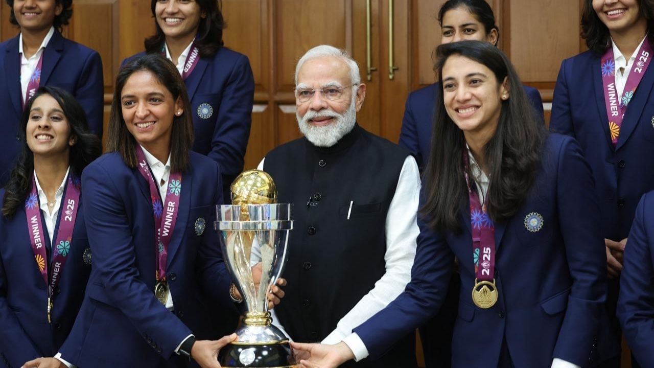 ICC મહિલા વર્લ્ડ કપ જીતવો એ ભારત માટે એક સ્વપ્નથી ઓછું નથી. આ ટુર્નામેન્ટ 1973 માં શરૂ થઈ હતી, પરંતુ ભારતીય ટીમ એક પણ વખત ટાઇટલ જીતી શકી ન હતી. તેઓ બે વાર ફાઇનલમાં પહોંચ્યા હતા, છતાં ટ્રોફીથી થોડી દૂર રહી ગયા હતા. જોકે, હરમનપ્રીત કૌરની કેપ્ટનશીપ હેઠળ, ભારતીય ટીમે આખરે આ લાંબી રાહનો અંત લાવ્યો. તેમણે સેમિફાઇનલમાં ટુર્નામેન્ટની સૌથી સફળ ટીમ, ઓસ્ટ્રેલિયાને પણ હરાવી, જે 2017 પછીનો તેમનો પ્રથમ ODI વર્લ્ડ કપ હતો.