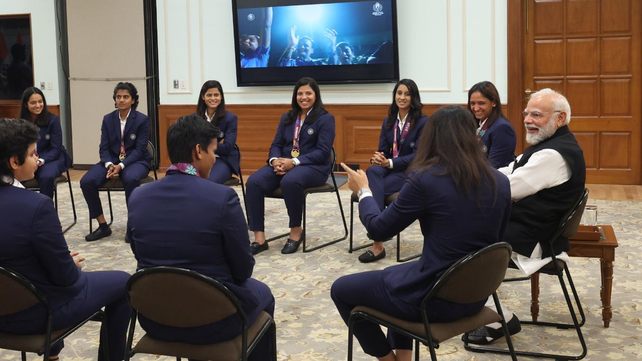 ભારતીય મહિલા ક્રિકેટ ટીમે આઈસીસી મહિલા વર્લ્ડ કપ 2025ની પ્રથમ ચેમ્પિયન બનીને ઇતિહાસ રચ્યો છે. આ પ્રભાવશાળી જીત બાદ, ટીમની તમામ ખેલાડીઓ ૫ નવેમ્બરના રોજ 7 લોક કલ્યાણ માર્ગ સ્થિત તેમના નિવાસસ્થાને પ્રધાનમંત્રી નરેન્દ્ર મોદીની મુલાકાત લીધી હતી. આ સમય દરમિયાન ખેલાડીઓએ પીએમ સાથે ફોટા પડાવ્યા હતા. જે સોશિયલ મીડિયા પર ઝડપથી વાયરલ થઈ રહ્યા છે.