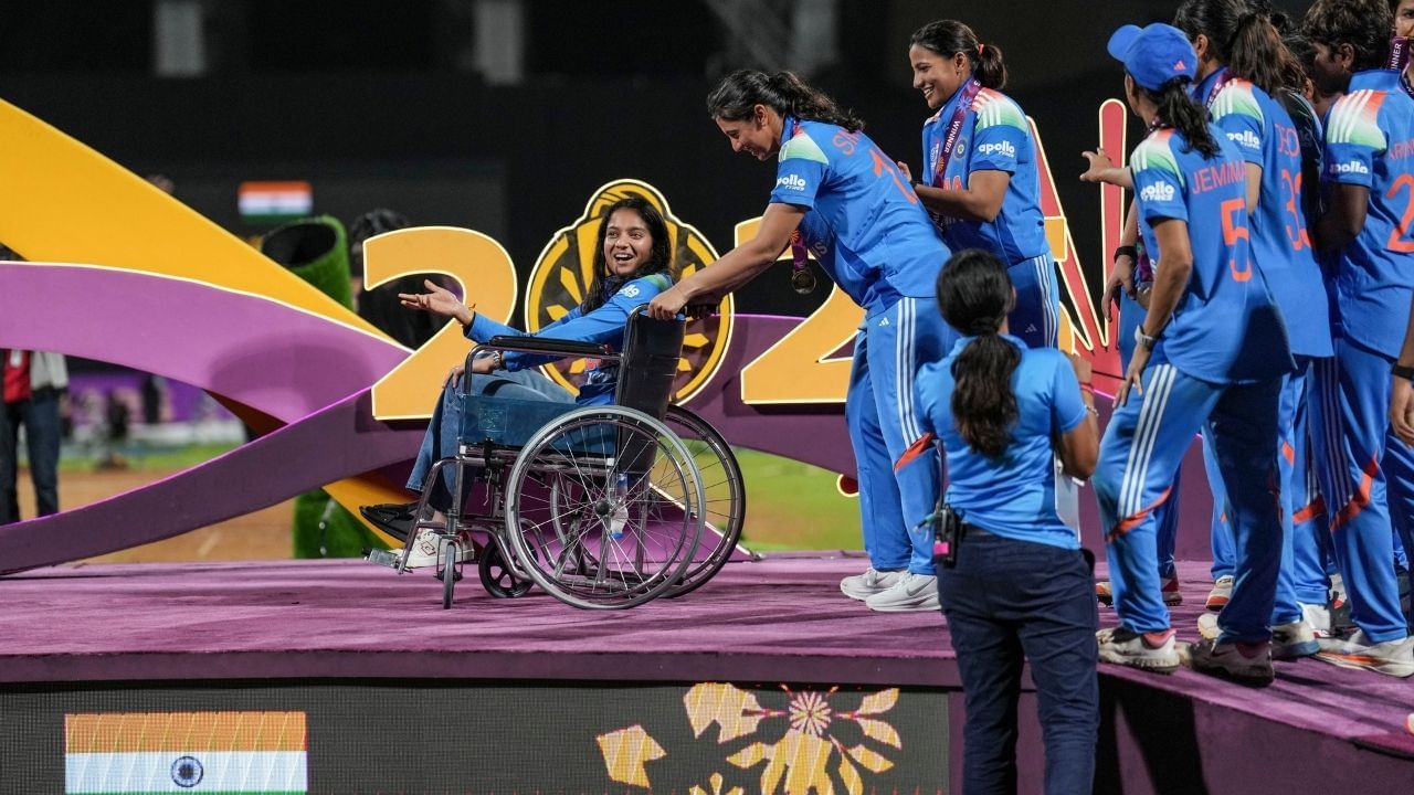 પ્રતિકા રાવલ ભલે આ ટૂર્નામેન્ટમાંથી બહાર થઈ ગઈ પરંતુ ફાઈનલમાં ટીમને સપોર્ટ કરવા માટે મેદાનમાં પણ પહોંચી હતી.